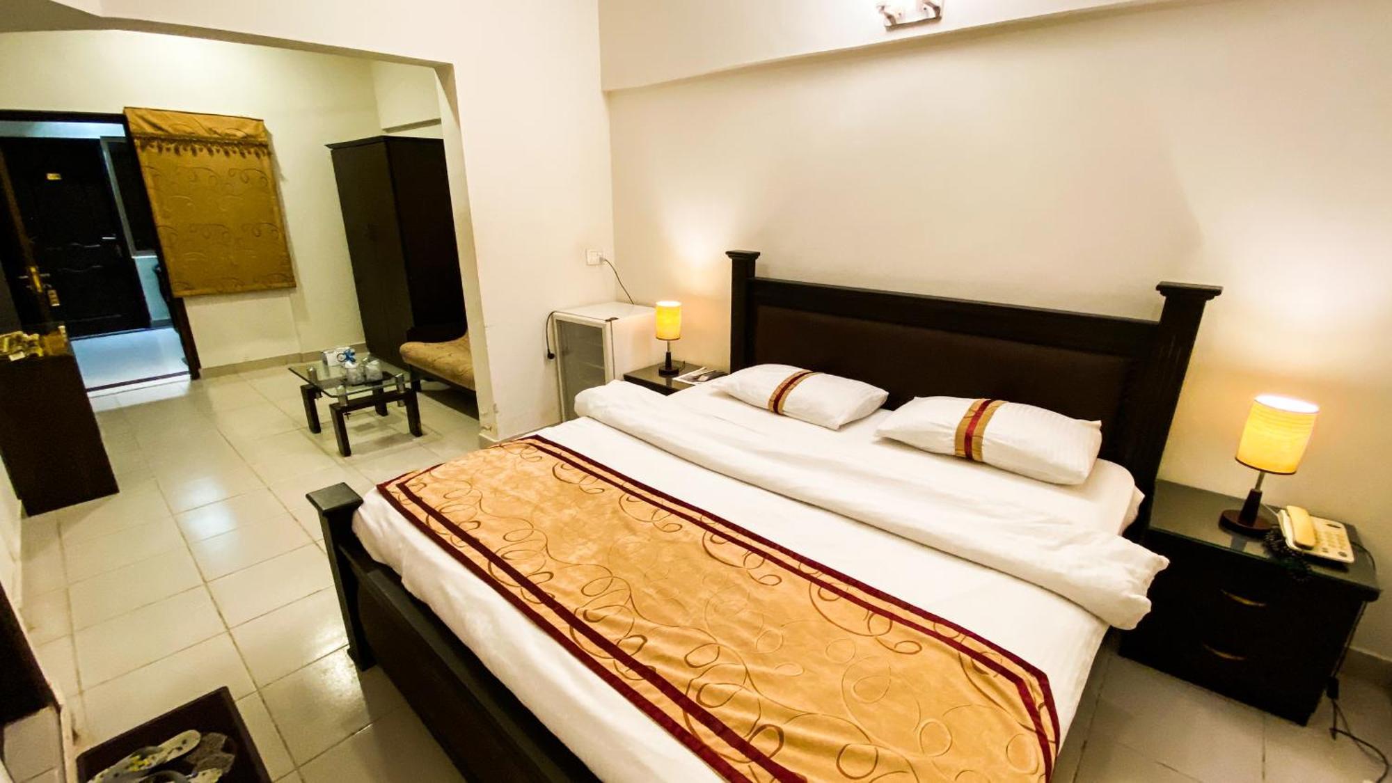 Royal Inn Hotel Karachi Esterno foto