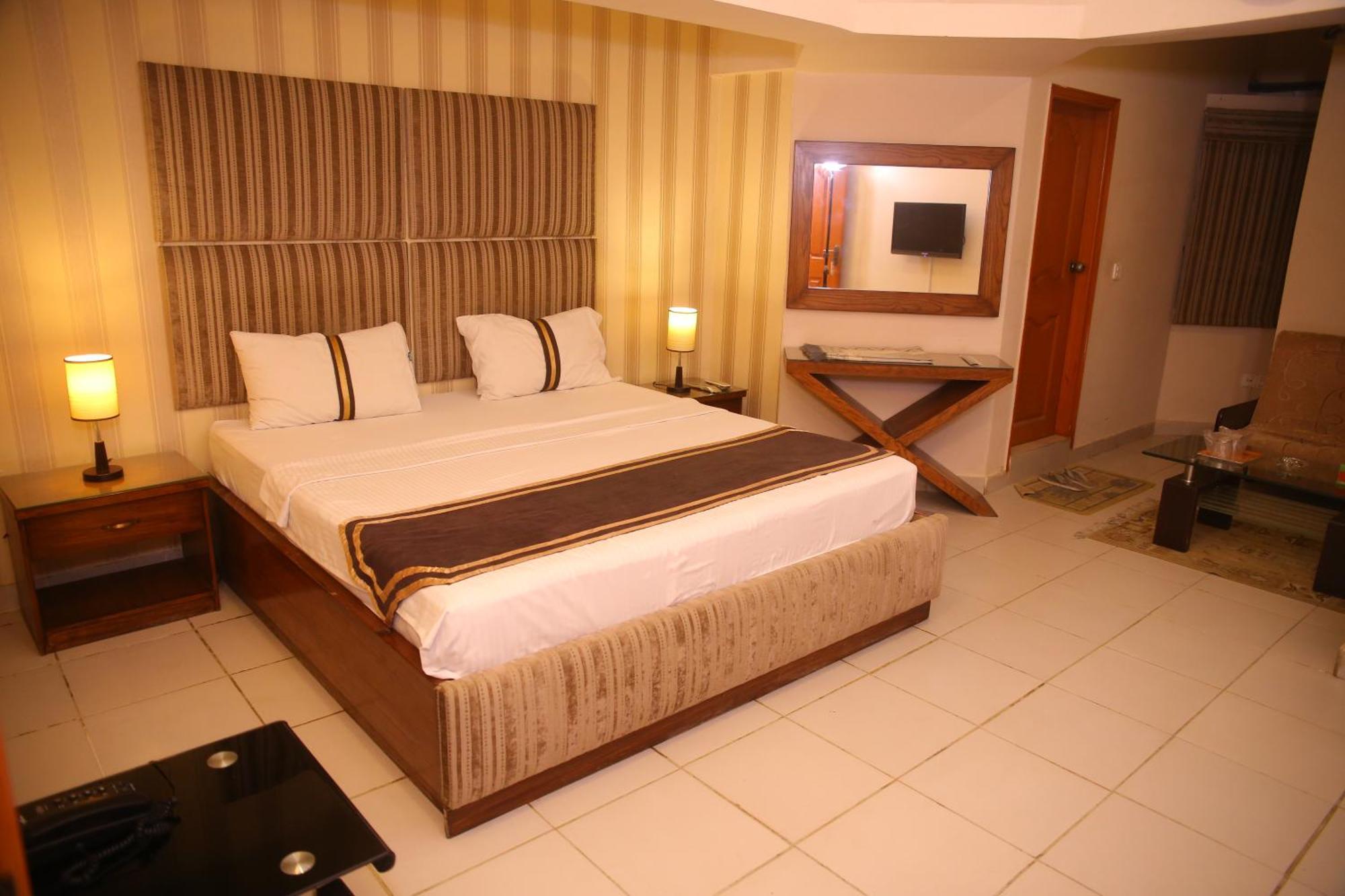 Royal Inn Hotel Karachi Esterno foto
