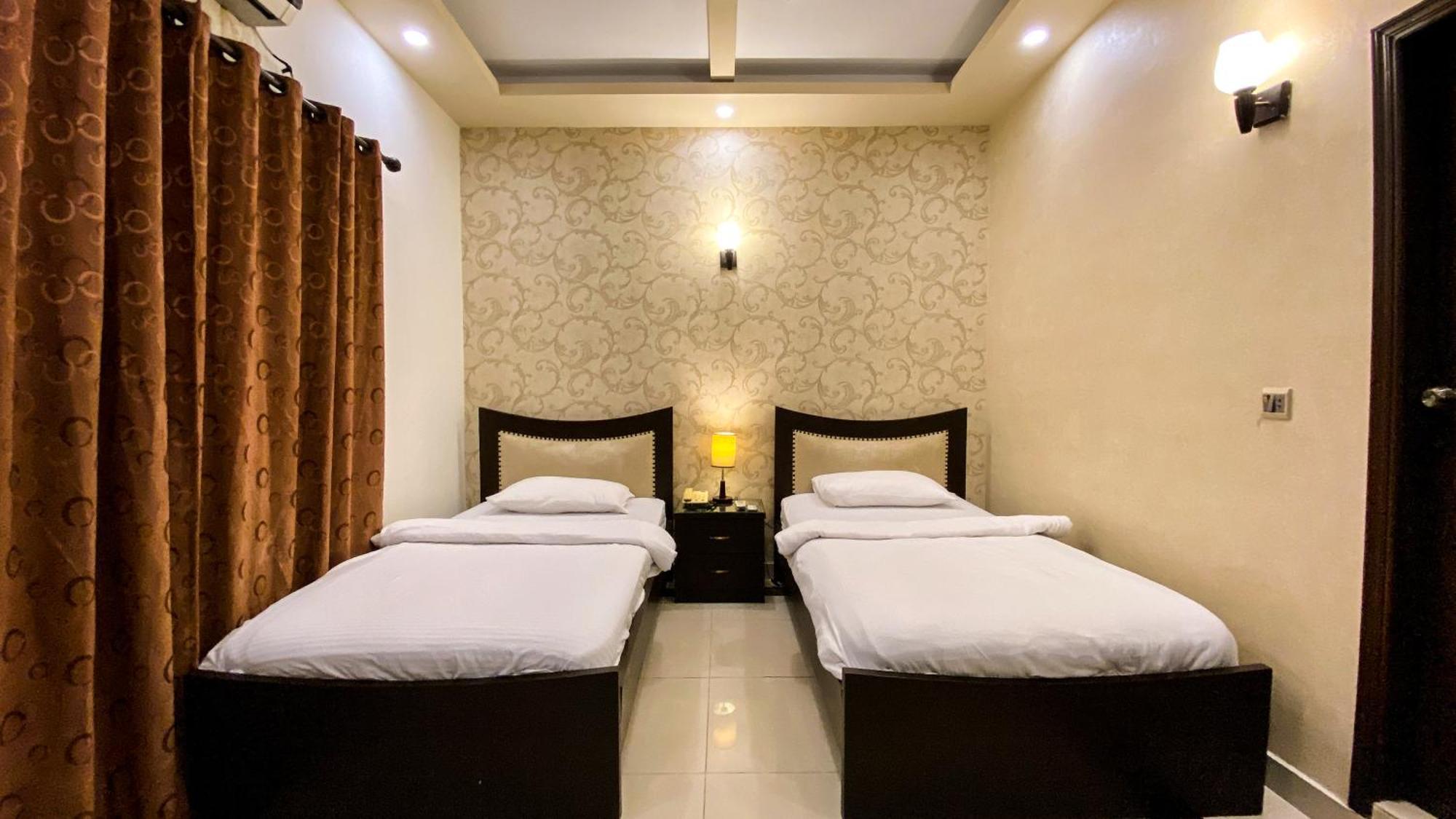 Royal Inn Hotel Karachi Esterno foto