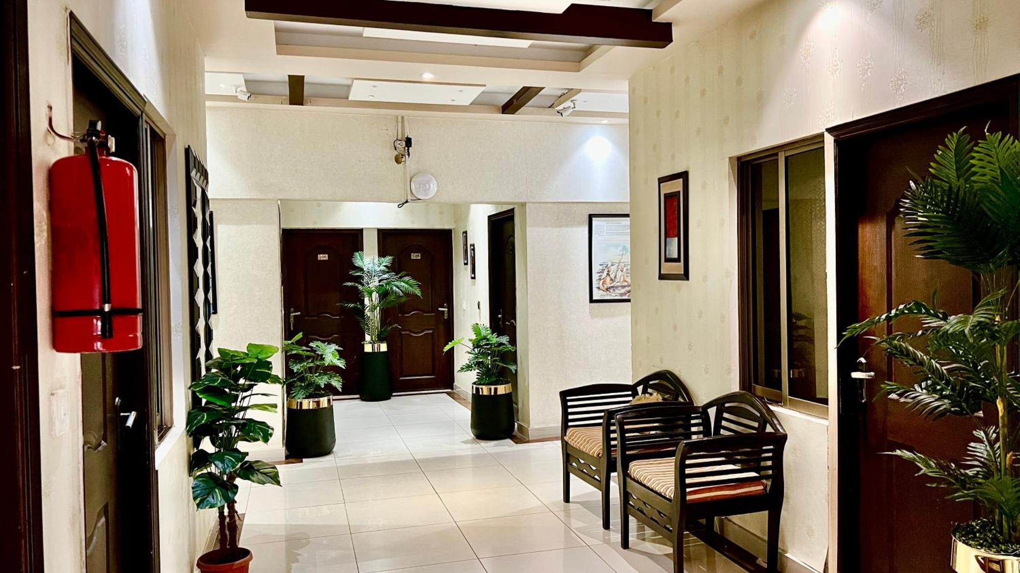Royal Inn Hotel Karachi Esterno foto