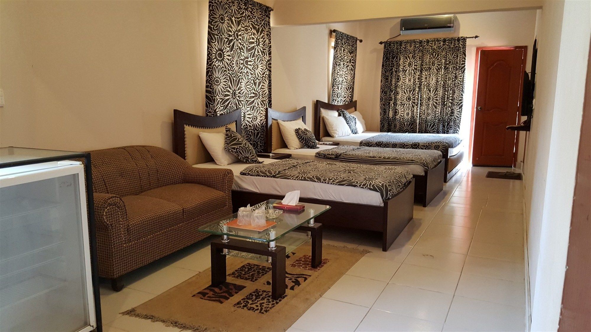 Royal Inn Hotel Karachi Esterno foto