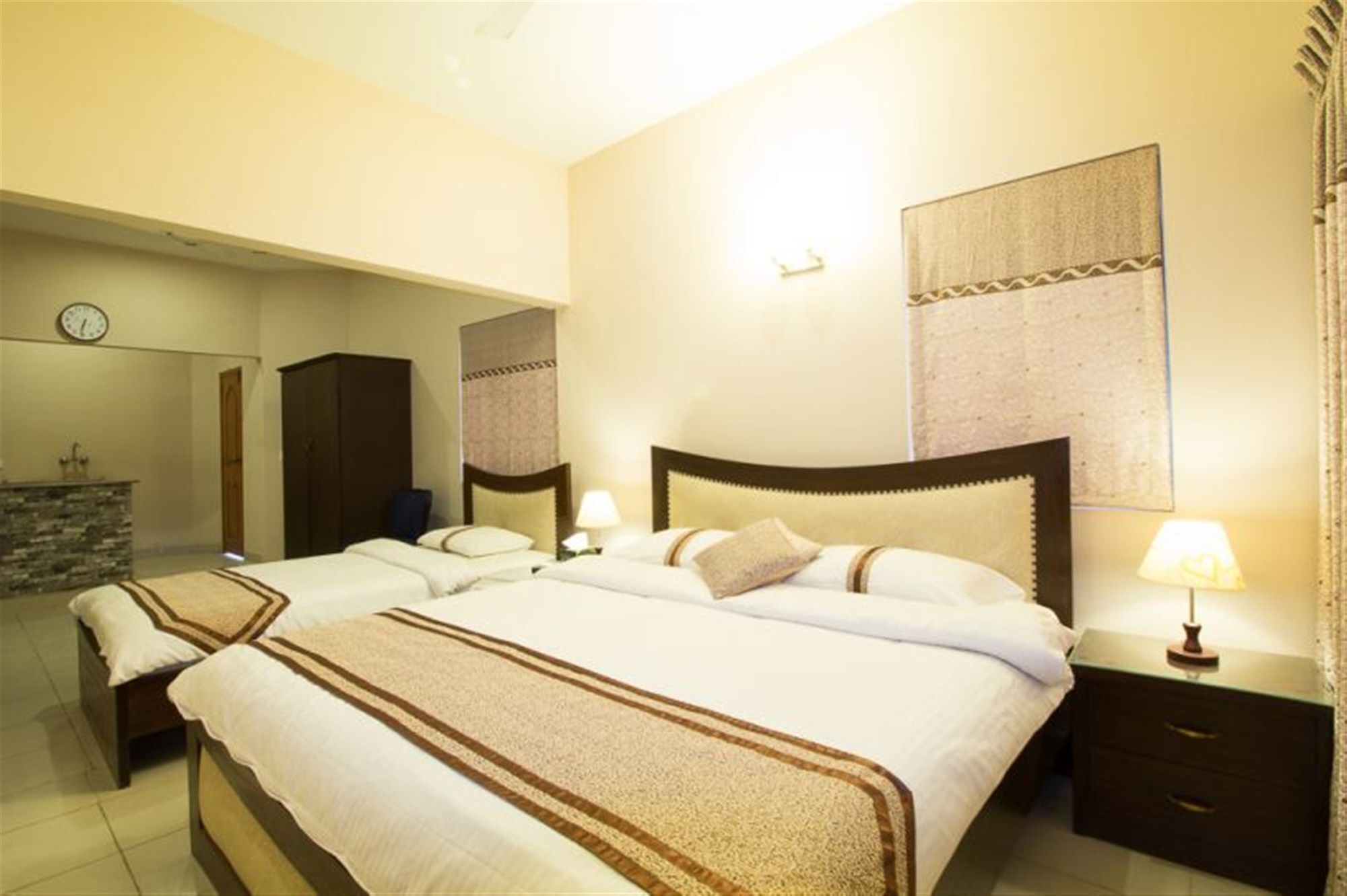 Royal Inn Hotel Karachi Esterno foto