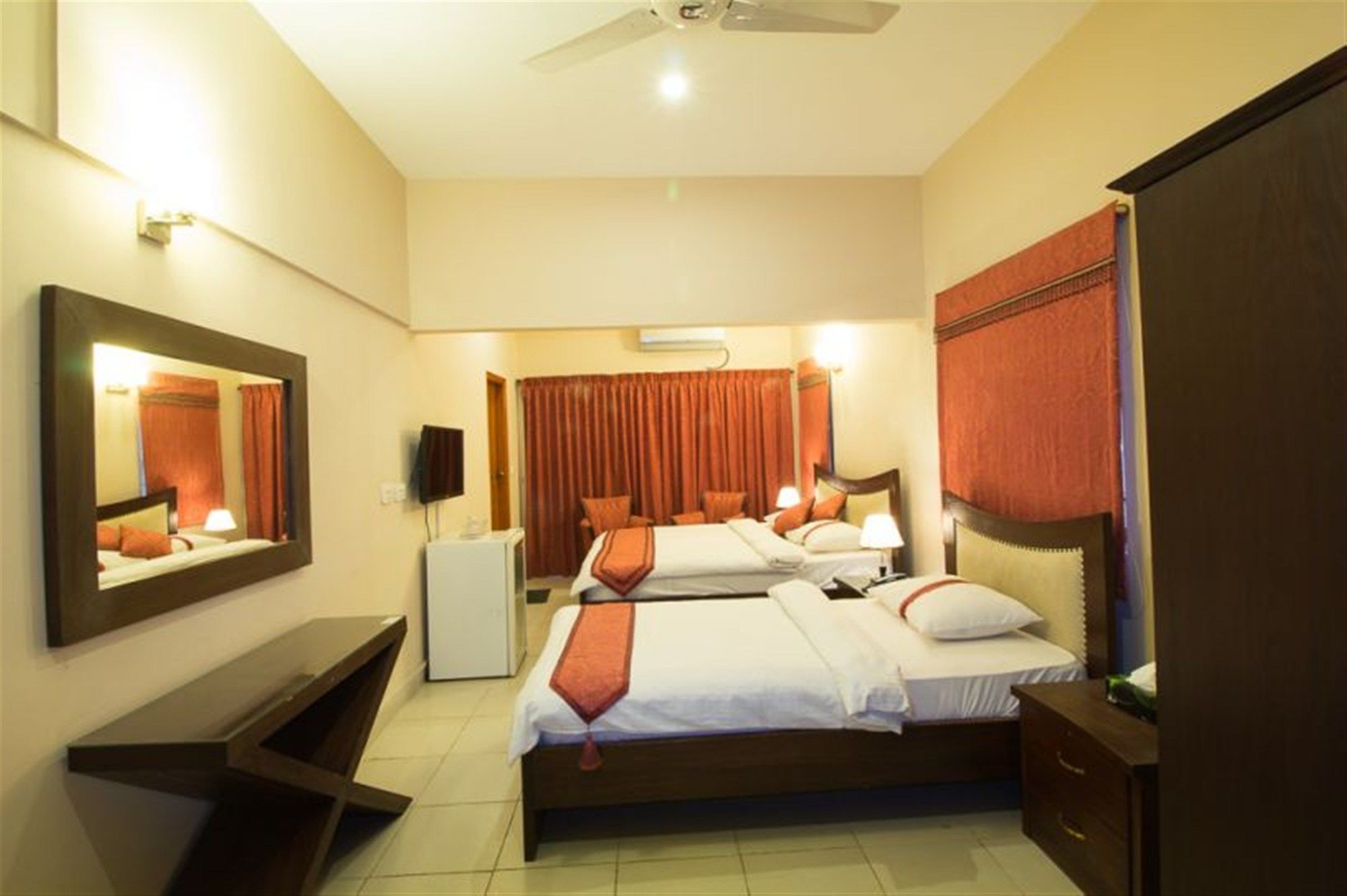 Royal Inn Hotel Karachi Esterno foto