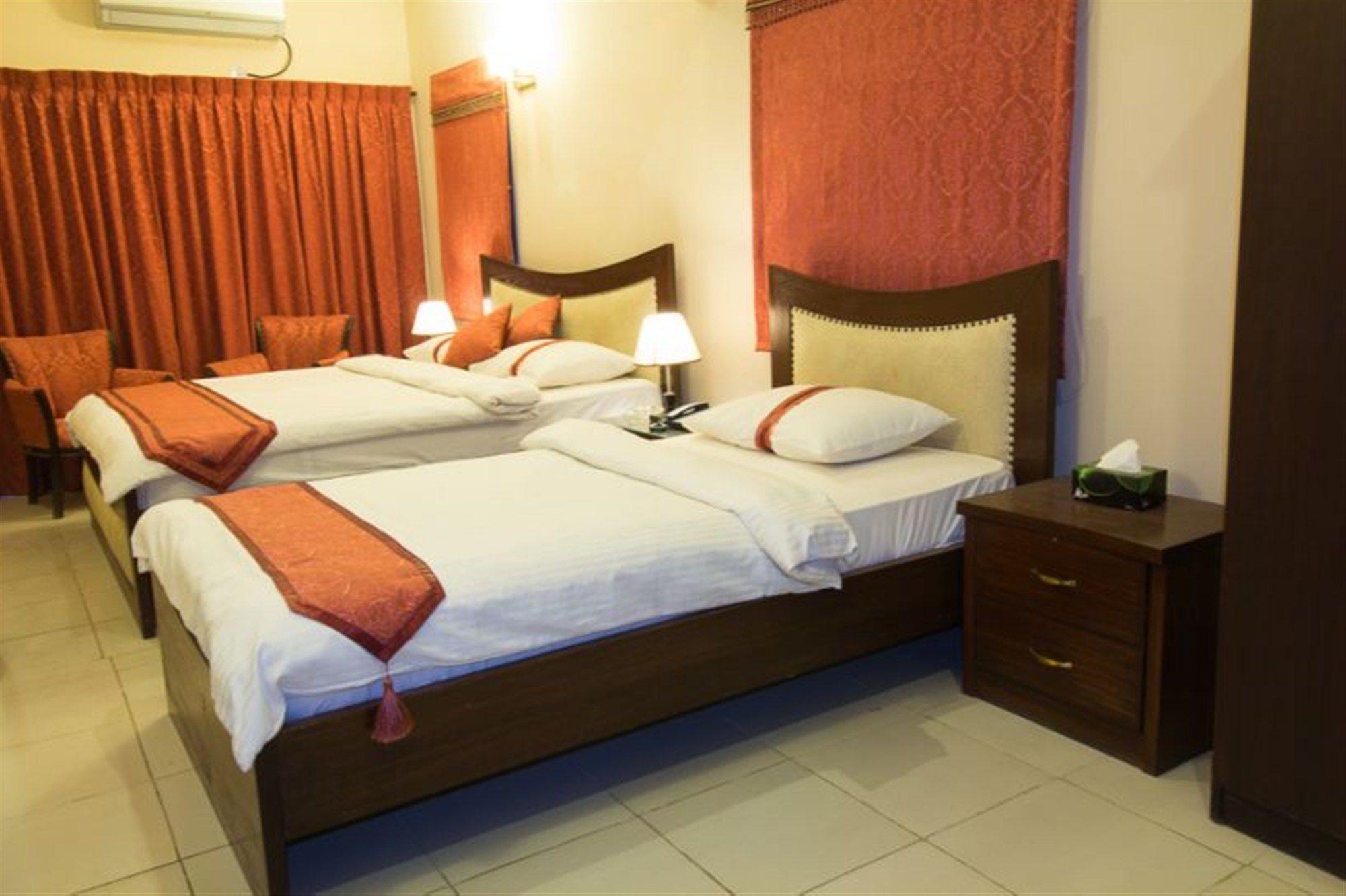 Royal Inn Hotel Karachi Esterno foto