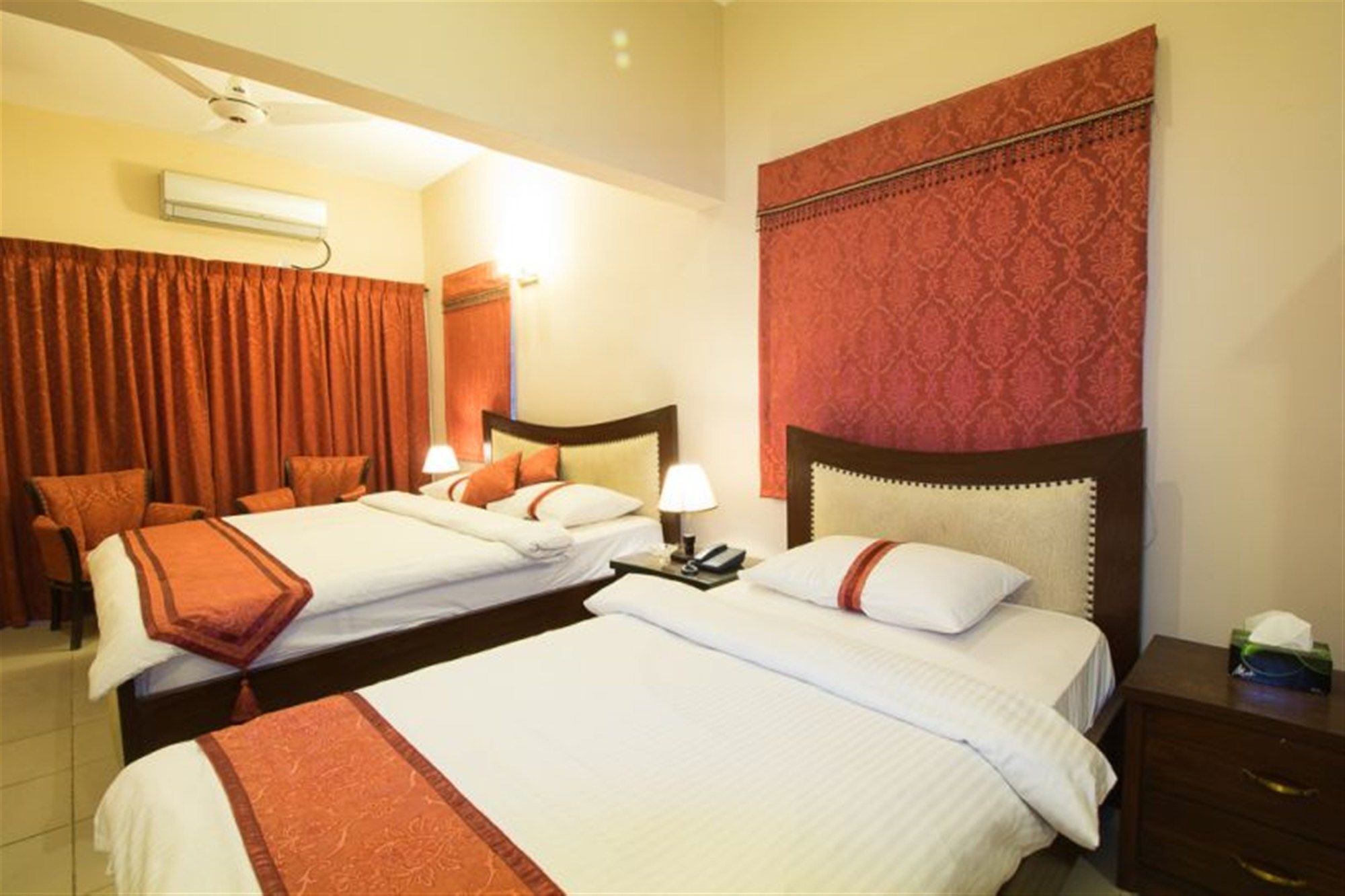 Royal Inn Hotel Karachi Esterno foto