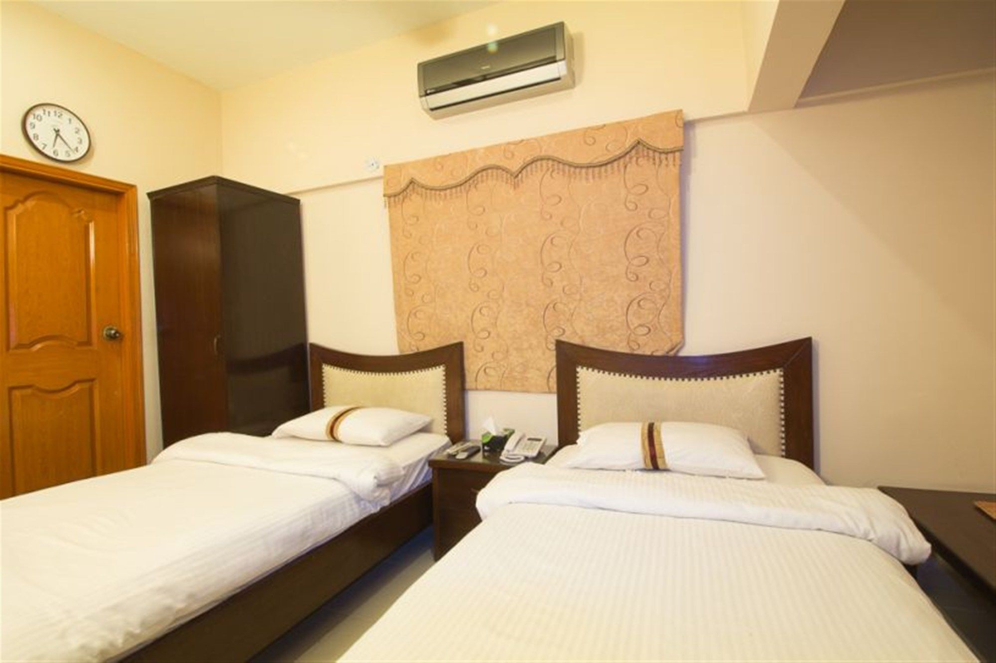 Royal Inn Hotel Karachi Esterno foto