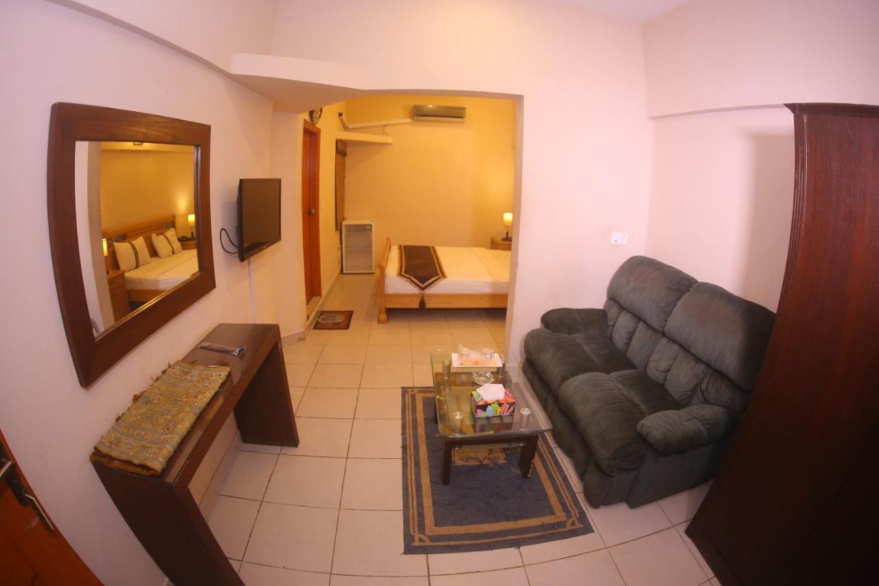 Royal Inn Hotel Karachi Esterno foto