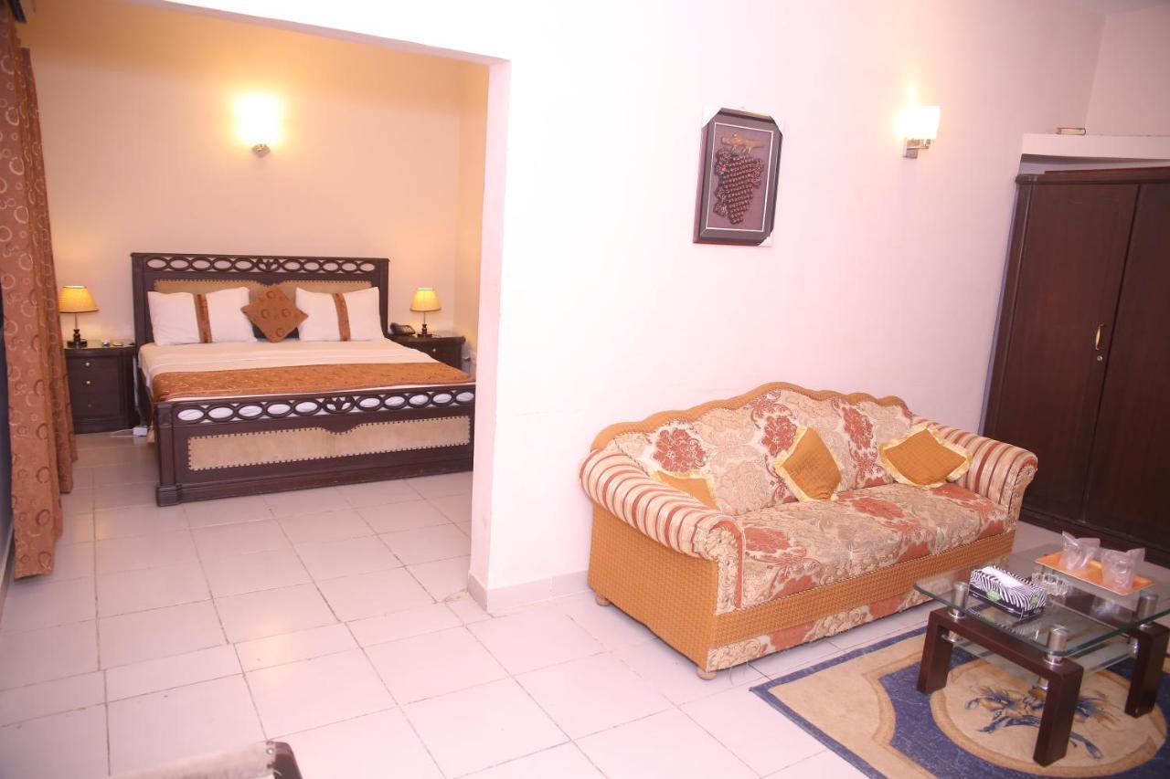 Royal Inn Hotel Karachi Esterno foto